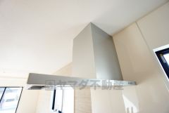 風量が弱・強と切替え可能なレンジフードが調理中の煙をしっかり吸い込みます。手元を照らすライト付きです。