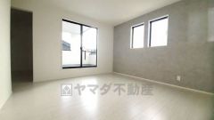 寛ぎの時間を紡ぎだす主寝室は、大型ベッドを置いても余裕の広さを確保しています。