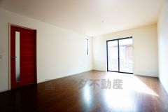 大きな窓のあるリビングは、陽光あふれる明るい空間です。居心地良く、ご家族皆がゆったり寛げる憩いの空間となりそうです。