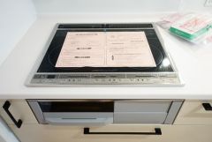 お手入れのしやすいIHクッキングヒーターです。3口コンロなので、効率よくお料理が楽しめます。毎日のお料理も楽しくなりますね＾＾