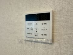 キッチン横からボタンひとつで操作が楽々。