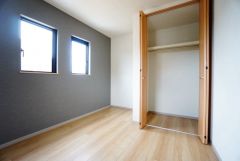 暖かい日差しが差し込む洋室。たっぷり収納できるクローゼット付きでお部屋の中をすっきりと快適に保てます。