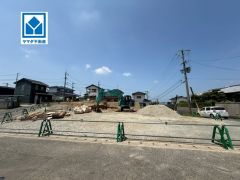 現地（2026年5月29日）撮影。一戸建ての多いエリア。落ち着いた雰囲気で快適な生活を送れます。お好みの建築メーカーで夢のマイホームを叶えて下さい。