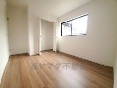 住む人のこだわりを活かす洋室。日当たりがよく、寝室としての利用もおすすめ。広めのクローゼットには荷物をすっきり片付けられ、ゆとりのある暮らしが出来ます＾＾