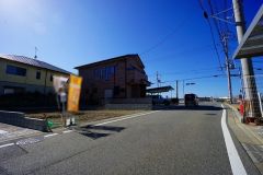 現地（2026年2月17日）撮影。前面道路は広く、車同士がすれ違うスペースが十分にあります。落ち着いた住宅地内で快適な生活を実現してみませんか＾＾