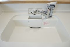 同仕様写真。広々とした凸型シンクに洗剤ポケットを標準装備。大きなお鍋など洗いやすいです。