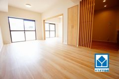大きな掃き出し窓のあるリビングは、陽光あふれる明るい空間です。ゆったりと寛げる憩いの場となりそうです。