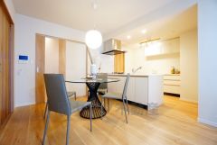 温かみのある雰囲気と、キッチンでの作業性を兼ね備え、家族の笑顔あふれる団らんのひと時をお過ごしいただける設計になっています。