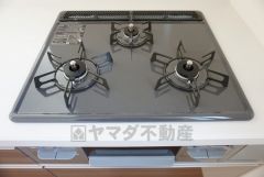 同仕様写真。同時にたくさんの料理が調理できる3口コンロ。長時間熱を通しておきたい煮込み料理を作りながら、炒め物など同時進行で進められます。