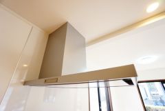 お手入れが簡単なスリム型レンジフードです。調理により発生する油煙や臭いを吸い込み、屋外へ排気してくれます。