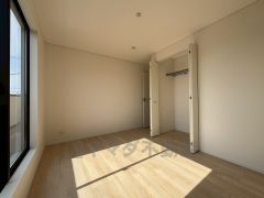 住む人のこだわりを活かす洋室。日当たりがよく、寝室としての利用もおすすめ。広めのクローゼットには荷物をすっきり片付けられ、ゆとりのある暮らしが出来ます＾＾