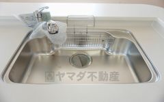 同仕様写真。広々とした凸型シンクに洗剤ポケットを標準装備。大きなお鍋など洗いやすいです。