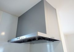 同仕様写真。お手入れが簡単なスリム型レンジフードです。調理により発生する油煙や臭いを吸い込み、屋外へ排気してくれます。