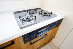 同時にたくさんの料理が調理できる3口コンロ。長時間熱を通しておきたい煮込み料理を作りながら、炒め物など同時進行で進められます。