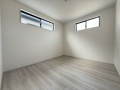 2面採光を確保した明るい室内は、風通しも良く、大変居心地の良い空間となっております。爽やかな風を感じて起きる朝は、快適生活の始まりに。