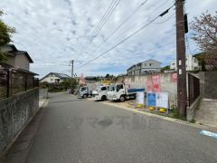 現地（2026年4月13日）撮影。全戸駐車スペースも2台確保、来客時にも便利。大きな車でも駐車しやすいため、車のサイズを気にせず好きな車に乗れます。