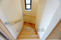 同仕様写真。小さなお子様やご高齢の方でも安心できる、手すり付き階段。段差も低めで設定されており、安全性にも優れています。