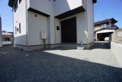 お庭付き＾＾日光浴やガーデニングはもちろん、お子さまの外遊びの場としても＾＾リビング・和室からも様子が見守れるので安心です＾＾