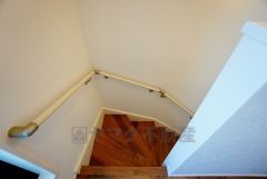 同仕様写真。小さなお子様やご高齢の方でも安心できる、手すり付き階段。段差も低めで設定されており、安全性にも優れています。