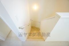 小さなお子様やご高齢の方でも安心できる、手すり付き階段。段差も低めで設定されており、安全性にも優れています。