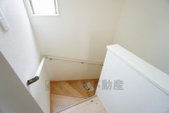 小さなお子様やご高齢の方でも安心できる、手すり付き階段。段差も低めで設定されており、安全性にも優れています。