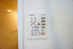 雨の日の洗濯も安心できる浴室暖房乾燥機付き浴室。リモコンで操作もボタン1つで簡単。
