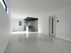 リビングは広々とした設計で、家族が集い、寛ぐ暮らしの空間を演出しています。思い思いの時間を過ごしたり、家族みんなで食事をしたり、素敵な団らんの場になりますね。