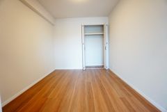 木目調のシンプルデザインで落ち着きと安らぎの空間に仕上げています。各部屋に収納が完備されているので、お荷物が増えても安心の設計です。