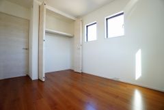 同仕様写真。住む人のこだわりを活かす洋室。日当たりがよく、寝室としての利用もおすすめ。広めのクローゼットには荷物をすっきり片付けられ、ゆとりのある暮らしが出来ます＾＾