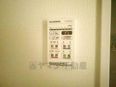 浴室暖房乾燥機付き。天候に左右されず、いつでも好きなときに洗濯物を干せるので、仕事や家事で忙しい方に重宝します。