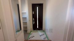 白を基調とした明るい玄関です。全身鏡付きで、お出かけ前にコーディネートのチェックが出来ますね。