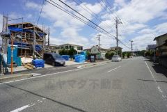 現地（2025年5月20日）撮影。2.3号棟前面道路。前面道路幅員10メートルで車が停めやすい環境。日当たり、風通し良好です。