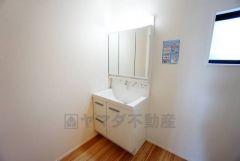 三面鏡つき洗面台。鏡裏にたっぷりとした収納スペースがあります。鏡を閉めてしまえば小物は見えないため、スッキリとした印象の洗面台にできます。