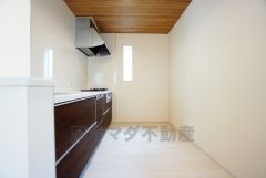 リビングやダイニングからキッチン周りが丸見えにならない対面式キッチン。テレビ鑑賞や家族との対話がしやすく、ご家族の温かい時間を演出します。