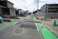 現地（2025年8月6日）撮影。住人以外の車の進入も少なく、小さなお子様を持つご家庭にも安心です。