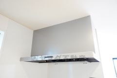 お手入れが簡単なスリム型レンジフードです。調理により発生する油煙や臭いを吸い込み、屋外へ排気してくれます。