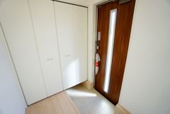 採光も考えられた明るい玄関です。たっぷり収納できるシューズボックス付きなので、家族全員の靴がきれいに整頓できます。