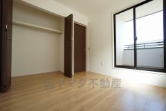 同仕様写真。暖かい日差しが差し込む洋室。たっぷり収納できるクローゼット付きでお部屋の中をすっきりと快適に保てます。