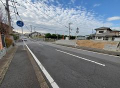 現地（2025年12月16日）撮影。前面道路は広く、車同士がすれ違うスペースが十分にあります。落ち着いた住宅地内で快適な生活を実現してみませんか＾＾