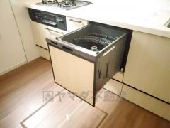 家事の時間が短縮できるフルオープンで開けやすい食器洗い乾燥機付。食事後に家族とのくつろぎタイムをしっかり取れます。