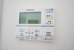 キッチン横からお湯張り、追い炊き、足し湯がボタン一つで楽々操作できる給湯機リモコンです。忙しい夕飯準備の時間帯に重宝しますね。