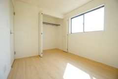 住む人のこだわりを活かす洋室。日当たりがよく、寝室としての利用もおすすめ。広めのクローゼットには荷物をすっきり片付けられ、ゆとりのある暮らしが出来ます＾＾