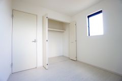 暖かい日差しが差し込む洋室。たっぷり収納できるクローゼット付きでお部屋の中をすっきりと快適に保てます。