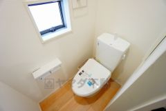 温水洗浄機付トイレです。節水機能もあるので、安心して使えますね。もちろん、1階2階の2ヶ所にトイレがあるので、忙しい朝にもゆとりができますね。