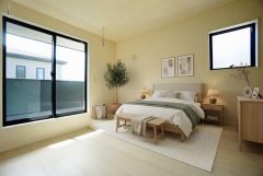 家具はイメージです。主寝室としてお使いいただけそうなこちらのお部屋は、日当たりが良く、爽やかな風を感じて起きる朝は、快適生活の始まりに。