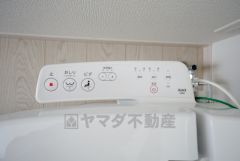 温水、暖房、ウォシュレット付の高機能トイレです。