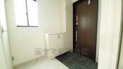 たっぷり収納できるシューズボックスです。家族全員の靴がきれいに整頓できます。棚の上にお花や写真を飾っても良いですね。