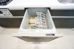 時間を大幅に短縮できる食器洗浄乾燥機付きキッチンです＾＾冬場の洗い物で手荒れの悩みもなくなります。