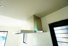 お手入れが簡単なスリム型レンジフードです。調理により発生する油煙や臭いを吸い込み、屋外へ排気してくれます。