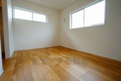 同仕様写真。2面採光を確保した明るい室内は、風通しも良く、大変居心地の良い空間となっております。爽やかな風を感じて起きる朝は、快適生活の始まりに。